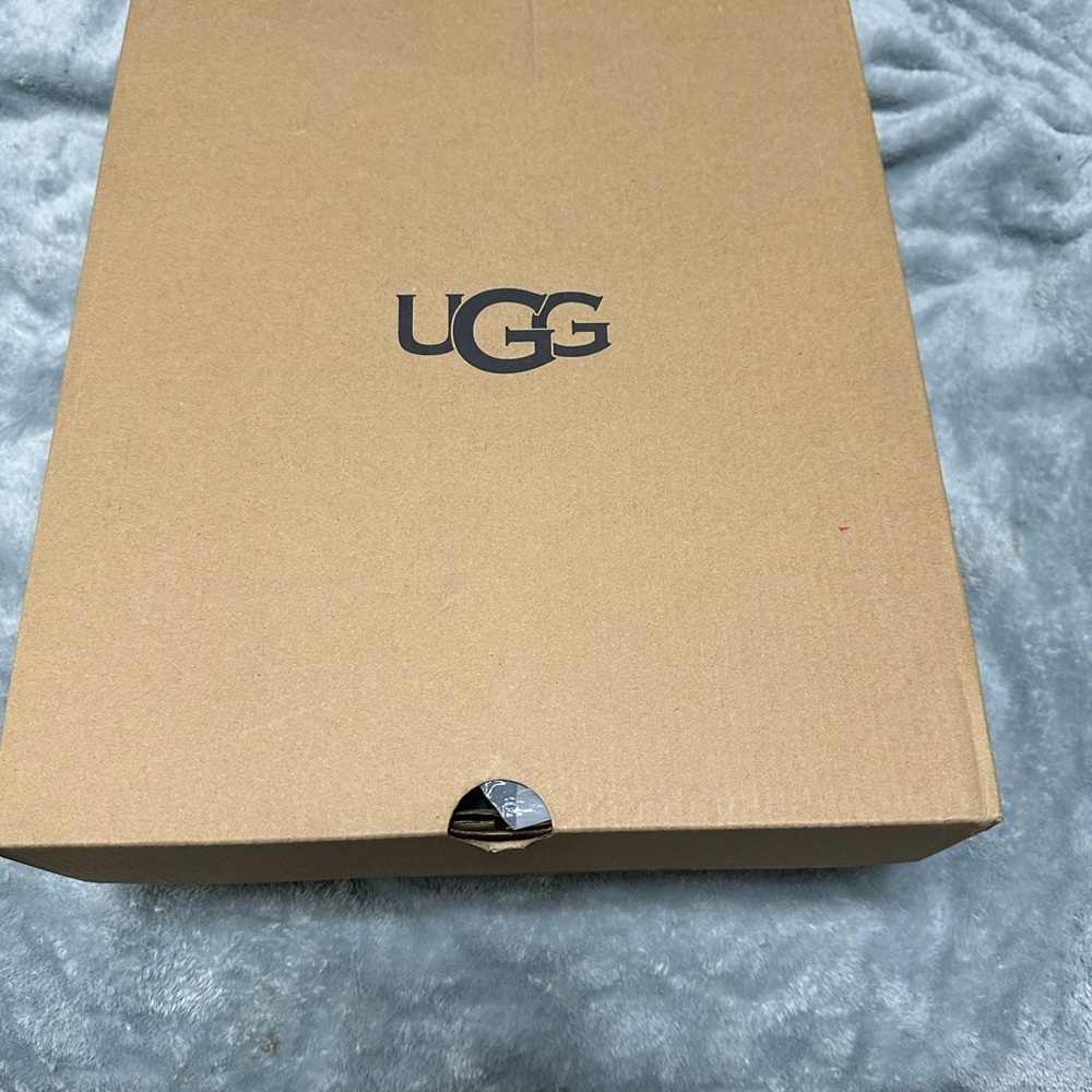 CLOSET CLOSING UGG Puffer Booties
